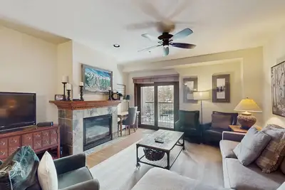 Image de Beautiful condo in the heart of town with hot tubs & pool - walk to lifts