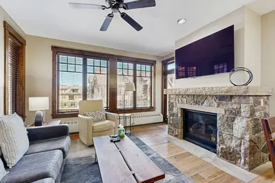 Image de Walk-to-lift condo with balcony, views of Illinois Creek, pool & hot tubs