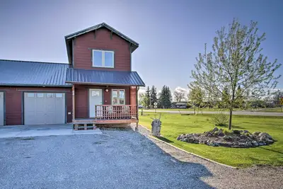 Image de Updated Townhouse w/ Pergola, Walk to Downtown!