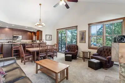 Image de Main Street condo with mountain view, fireplace, pool & hot tubs - walk to lifts