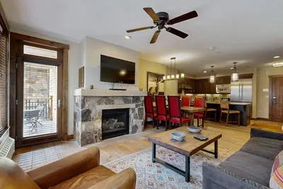 Image de Modern mountain condo with balcony, pool & hot tubs, walk to lifts/downtown