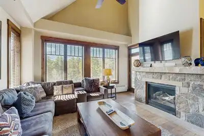 Image de Penthouse condo with gorgeous view, pool, hot tubs & gym - walk to lifts