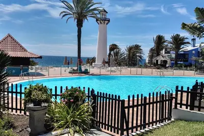 Image de House With Private Oceanfront Garden.