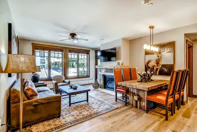 Image de Luxury condo with large balcony, great views, pool & hot tubs - walk to lifts