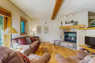 Image de Delightful condo with hot tub, gas fireplace & heated garage