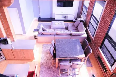 Image de The Top Floor Penthouse 4 Br 3 Bath 2, 000 Sq. Ft.