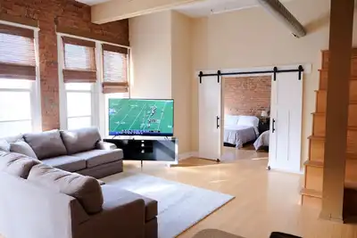 Image de Top Floor Loft! 4 Bedrooms and 2, 000 sq ft