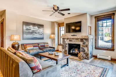 Image de Light-filled corner condo with great view, pool & hot tubs - walk to lifts