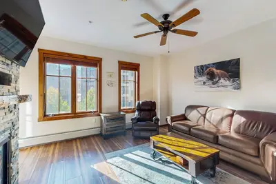 Image de 3rd-floor condo near QuickSilver Super Chair with pool, hot tubs & fireplace