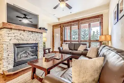 Image de Ski-in/out retreat with large balcony, pool, hot tub, gym & game room
