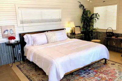 Image de Birdhouse Cottage - King Bed: Cozy cottage with lake views