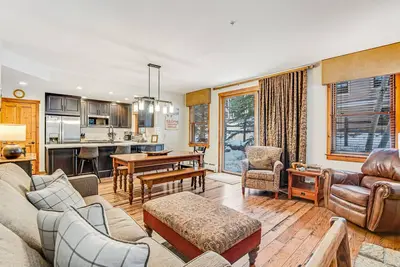 Image de Ground-floor condo on Main Street with patio, pool & hot tubs - walk to lifts