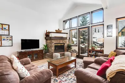 Image de Bright mountain home with hot tub & fireplace, close to skiing & downtown