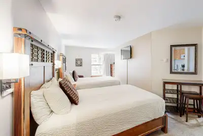 Image de Charming 333-Sq. Ft Studio w/ Hot Tub, Pool, Gym & Sauna Access