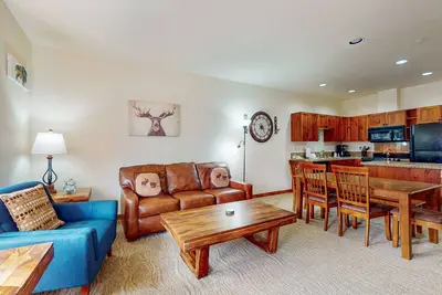 Image de Mountain view condo with hot tubs, pool & gym - walk to lifts & downtown
