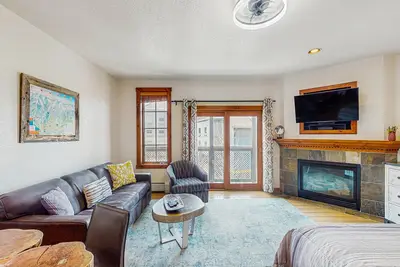 Image de Chic studio with gas fireplace, pool, hot tubs & views, walk to Peak 9 lifts