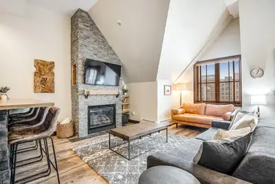 Image de Fifth-floor condo with river views, hot tubs, pool & gym - walk to Peak 9 lifts