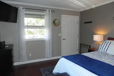 Image de Apostle Is. 's gateway/next scenic marinas/fireplace/jacuzzi/corner w 4 windows