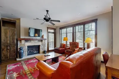 Image de Main Street condo with outdoor pool, hot tubs & gym - walk to Peak 9 lifts