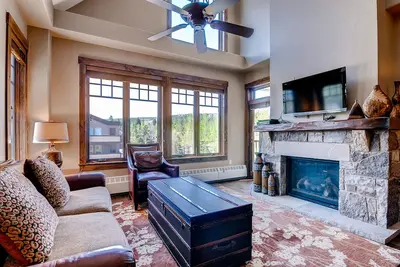Image de Beautiful condo with vaulted ceiling, hot tubs, pool & gym - walk to lifts