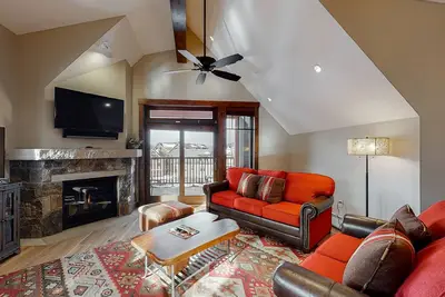 Image de Luxurious, walk-to-lift condo with 2 balconies, scenic views, pool & hot tubs