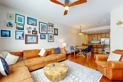 Image de Light-filled Breckenridge condo with fireplace & resort-style amenities