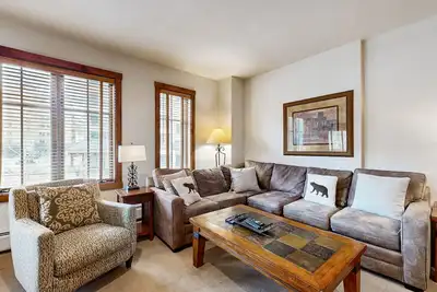 Image de Condo with outdoor pool, hot tubs, gym & fireplace - walk to Peak 9 lifts