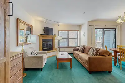 Image de Great ski studio one block from Main Street with shared pool and hot tub