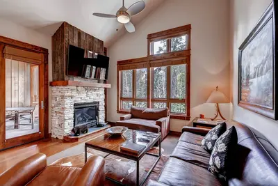 Image de Ski-in/out condo near downtown with 3 hot tubs, pool, gym & game room