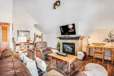 Image de Downtown condo with balcony, gas fireplace, hot tubs & pool - walk to lifts