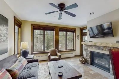 Image de Luxury ski condo steps from QuickSilver Lift with pool, hot tubs & gym