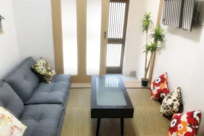 Image de Accommodates 6 people, 45 ㎡ renovated on 2 floors, 3 min. walk from station, 5 min. to Usjj, 5 min. to Umeda, 8 min. to Namba by train, Wifi