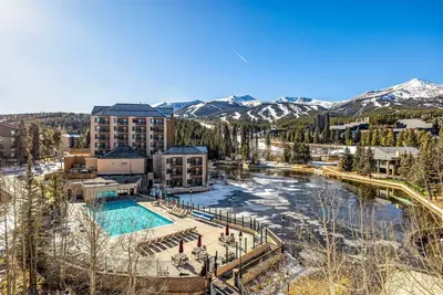 Image de Vaulted ceilings, two balconies, pool & hot tubs - walk to lifts & Main Street
