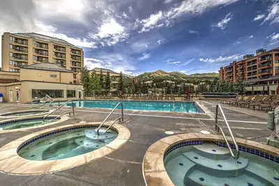 Image de 4th-floor condo with heated pool & hot tubs - quick walk to lifts & downtown