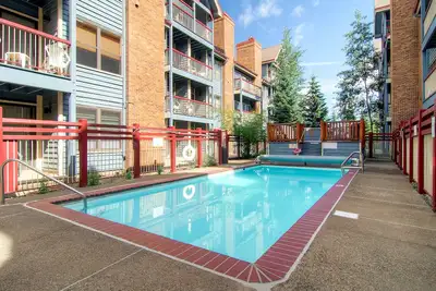 Image de Ski condo w/outdoor pool & hot tub, sauna, WiFi - next to Main St.