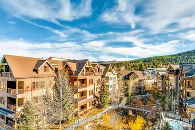 Image de Walk-to-lift condo with vaulted ceilings, pool, hot tubs, gym & balcony