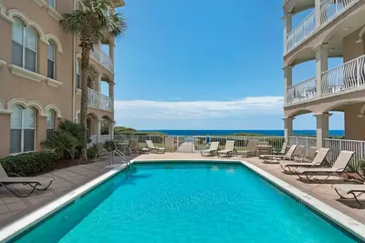 Image de Updated Beach Front condo/Free Beach chair & umbrella set-up/Pool/Steps to Private Beach Access/WiFi