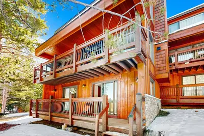 Image de Spacious ski-in/ski-out townhome with shared hot tub/pool/gym - near lifts