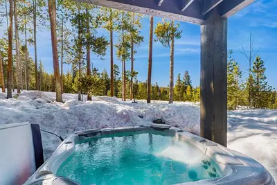 Image de Ski-in/out, ground-floor condo with private hot tub & fireplace, close to town