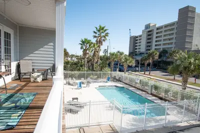 Image de Pool plus Ocean Views~ A Walk to Downtown