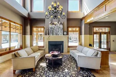 Image de Luxury condo with balcony, pool, hot tubs & gym - walk to lifts/downtown