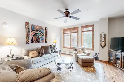 Image de Walk-to-lift condo with gas fireplace, hot tubs, pool, gym & steam room