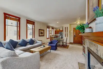 Image de Light-filled corner condo with pool & hot tubs - walk to lifts & Main Street