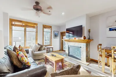 Image de Main Street condo with pool, hot tubs & gym - steps to the lifts & downtown