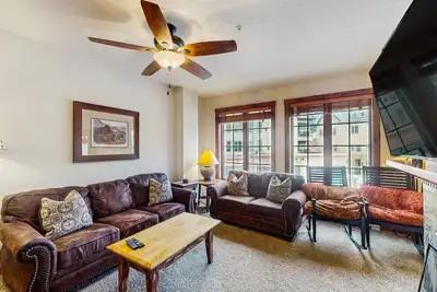 Image de Lovely condo in downtown Breck with hot tubs, pool & gym - walk to lifts