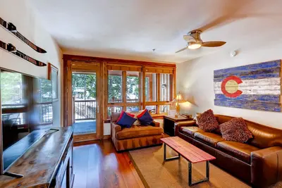 Image de Mountain villa featuring shared hot tub, pool, & game room - central location