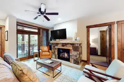 Image de Beautiful condo with walk-to-lift location, hot tubs, pool, gym & theater