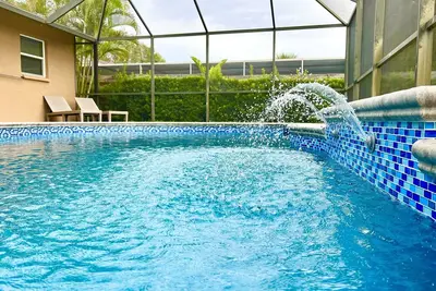Image de Captain's Quarters: Our 3 Bedroom, 2 Bath- sleeps 8, Pool Home!