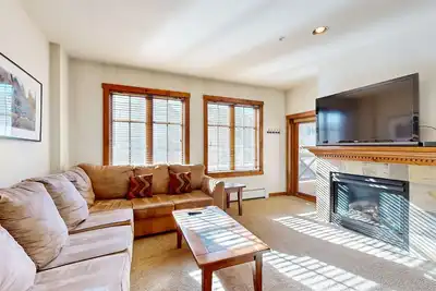 Image de Downtown, 2nd-floor condo with pool, hot tubs & gym - walk to Peak 9 lifts