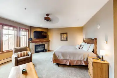 Image de Main Street studio with pool, hot tubs, steam room & gym, walk to Peak 9 lifts